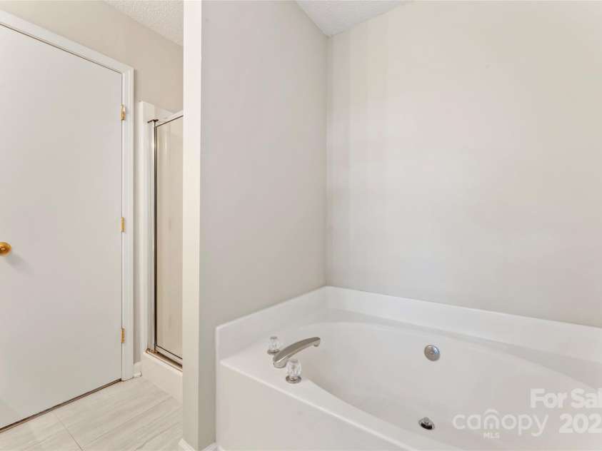 8724 Tweedsmuir Glen Lane, Charlotte, NC 28215.  MLS# CAR4274200, YatesRealty ID 24452. Garden Tub