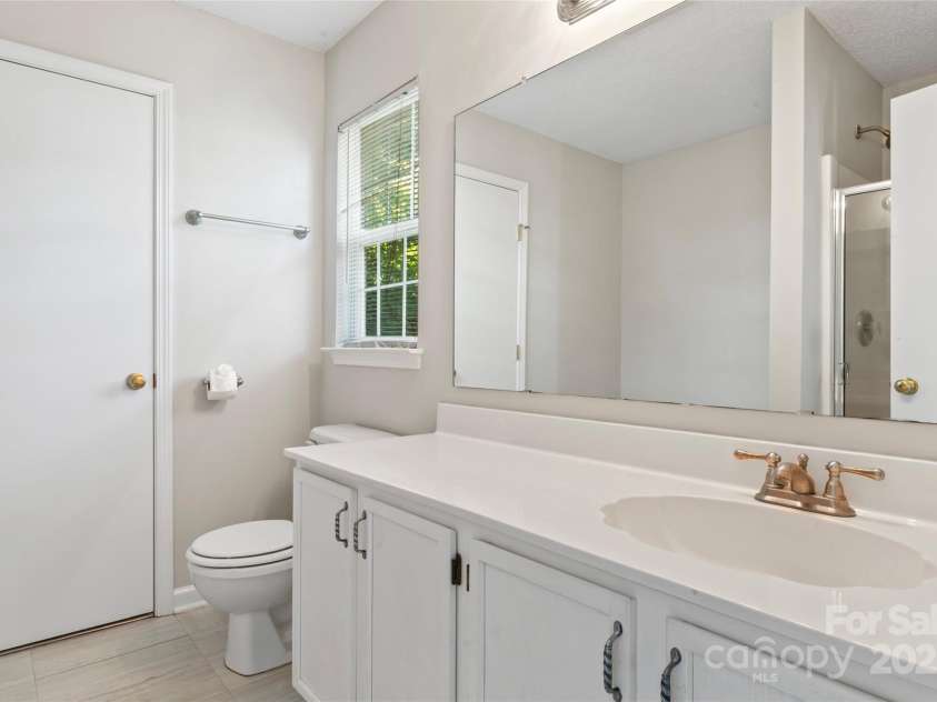 8724 Tweedsmuir Glen Lane, Charlotte, NC 28215.  MLS# CAR4274200, YatesRealty ID 24452. Primary Bedroom En Suite