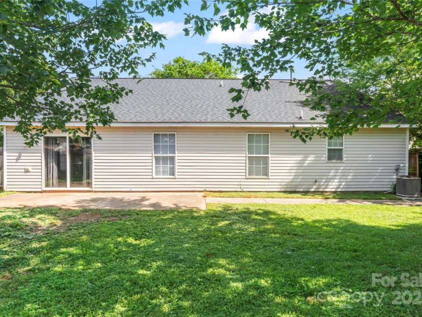 8724 Tweedsmuir Glen Lane, Charlotte, NC 28215.  MLS# CAR4274200, YatesRealty ID 24452. Shaded Backyard