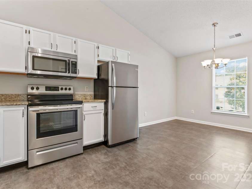 8724 Tweedsmuir Glen Lane, Charlotte, NC 28215.  MLS# CAR4274200, YatesRealty ID 24452. Spacious Kitchen and Dining Nook