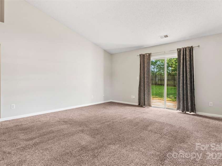 8724 Tweedsmuir Glen Lane, Charlotte, NC 28215.  MLS# CAR4274200, YatesRealty ID 24452. Tons of Natural Light