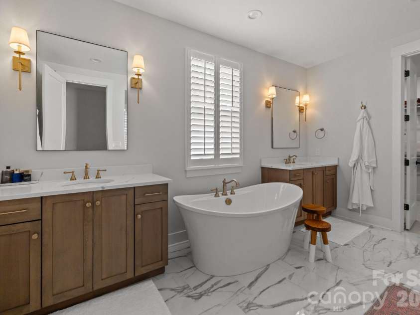 5575 Arden Mill Drive, Fort Mill, SC 29715.  MLS# CAR4360353, YatesRealty ID 24454. Primary Bath with Dual Vanities - Clean, Calm, Elevated