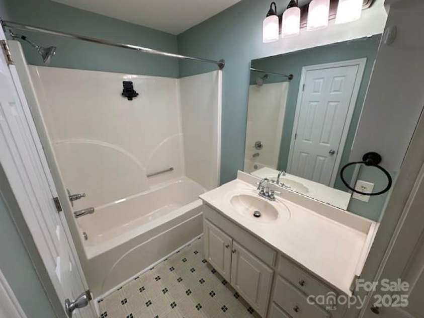 230 Poston Circle, Shelby, NC 28152.  MLS# CAR4275375, YatesRealty ID 24457. PRIMARY BATH