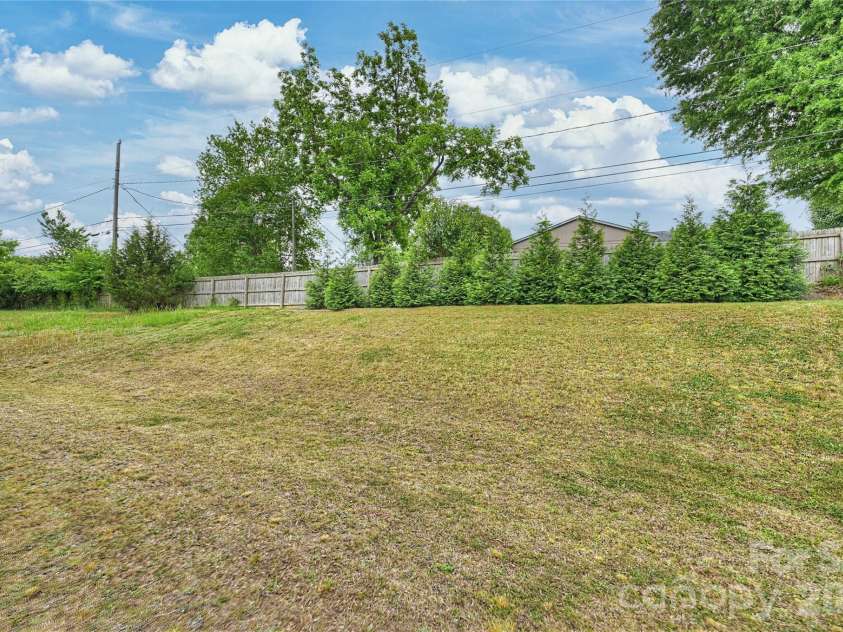 1530 Starmount Cove Lane, Charlotte, NC 28210.  MLS# CAR4378010, YatesRealty ID 24459. 