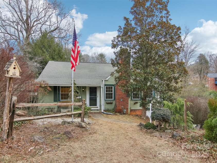 28 Kensington Drive, Asheville, NC 28805.  MLS# CAR4219785, YatesRealty ID 2446. 