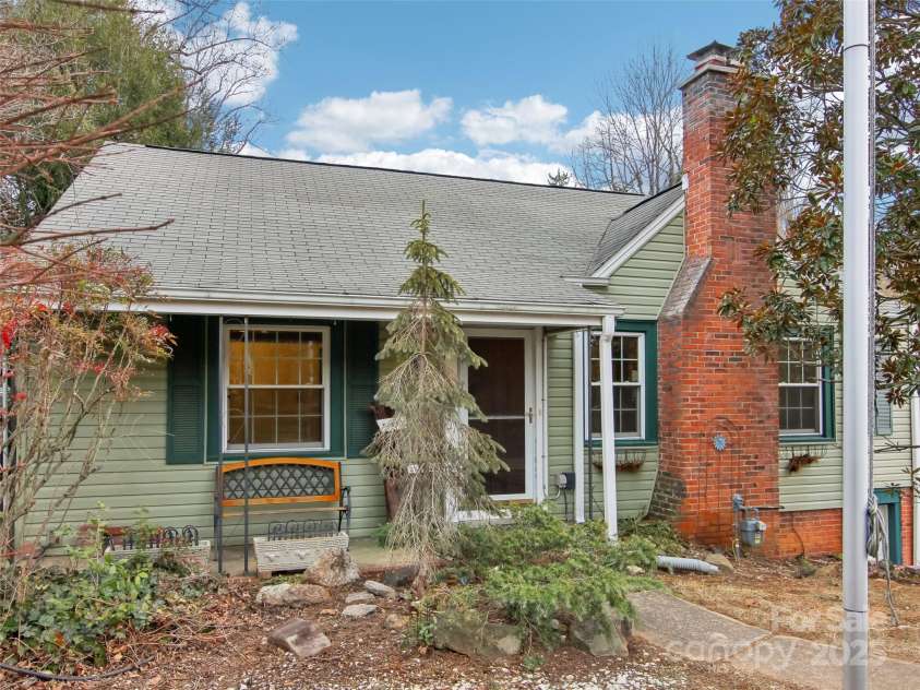 28 Kensington Drive, Asheville, NC 28805.  MLS# CAR4219785, YatesRealty ID 2446. 