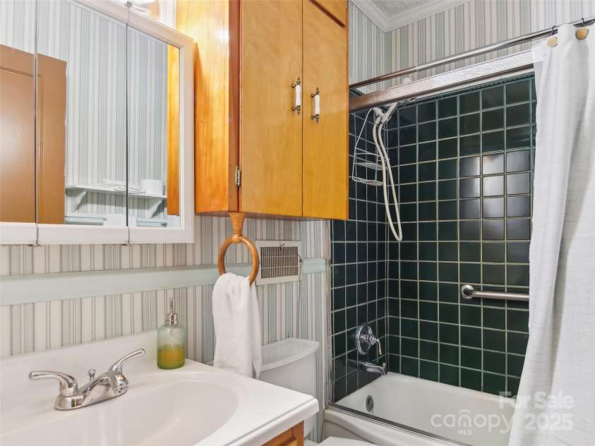 28 Kensington Drive, Asheville, NC 28805.  MLS# CAR4219785, YatesRealty ID 2446. 