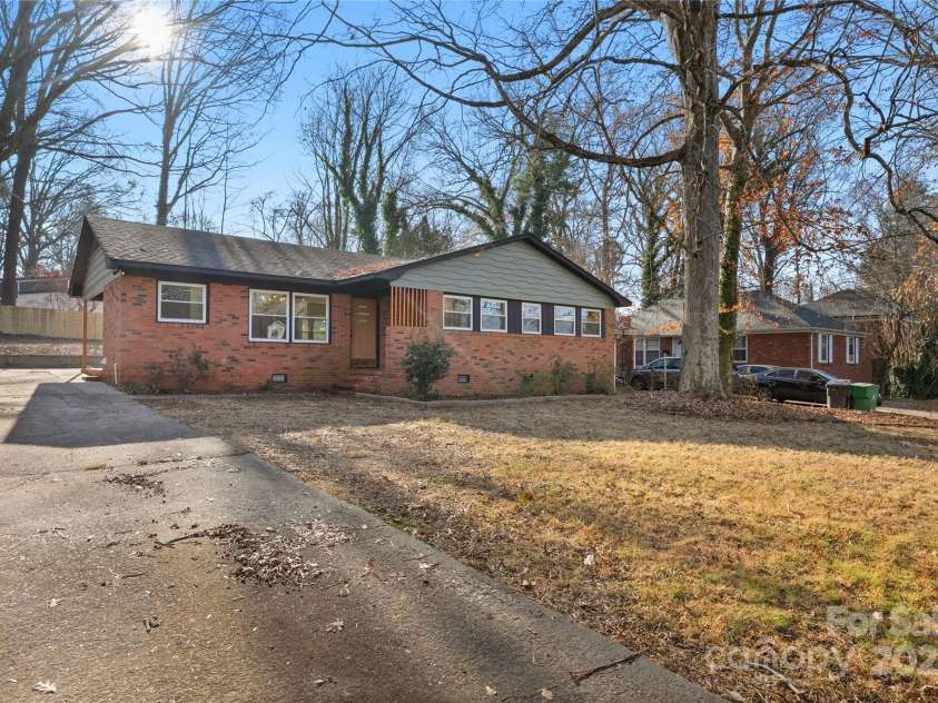 5320 Kildare Drive, Charlotte, NC 28215.  MLS# CAR4334334, YatesRealty ID 2446. 