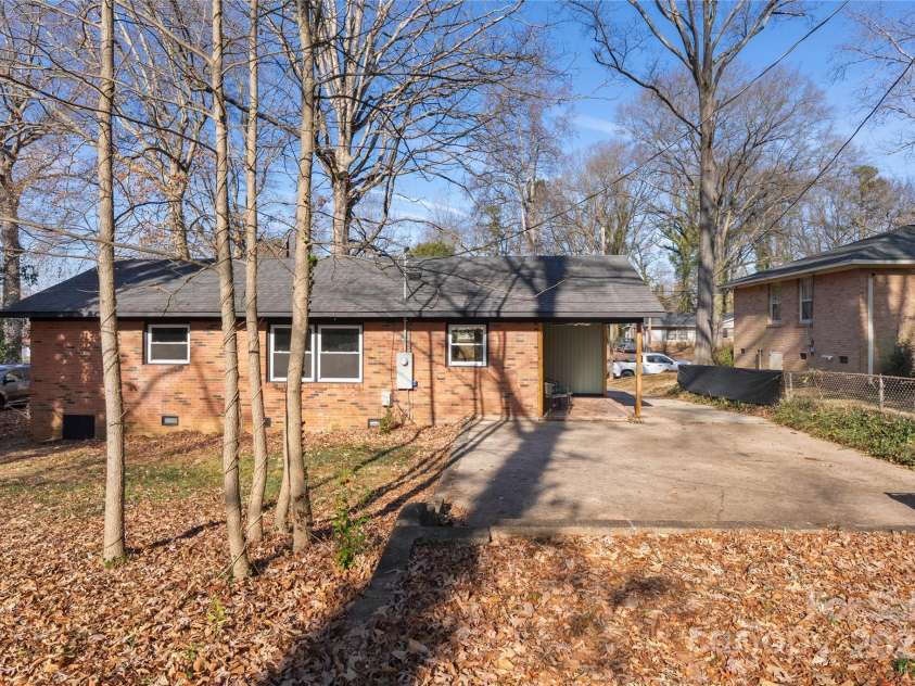 5320 Kildare Drive, Charlotte, NC 28215.  MLS# CAR4334334, YatesRealty ID 2446. 