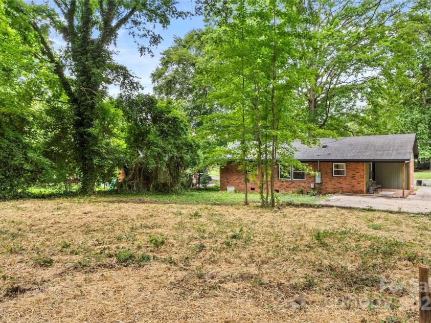 5320 Kildare Drive, Charlotte, NC 28215.  MLS# CAR4334334, YatesRealty ID 2446. 