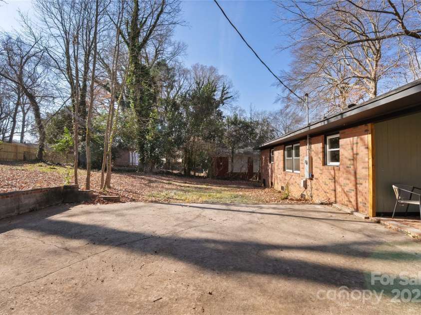 5320 Kildare Drive, Charlotte, NC 28215.  MLS# CAR4334334, YatesRealty ID 2446. 