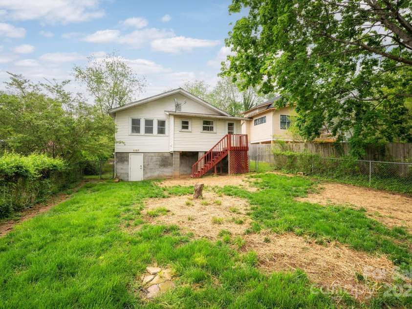 100 West Street, Asheville, NC 28801.  MLS# CAR4252473, YatesRealty ID 24461. Back yeard