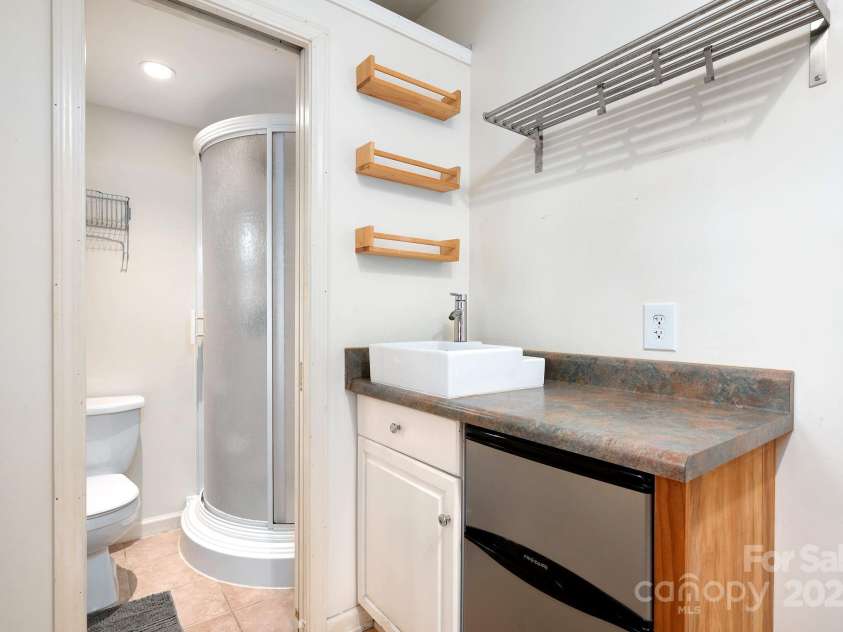 100 West Street, Asheville, NC 28801.  MLS# CAR4252473, YatesRealty ID 24461. Bathroom