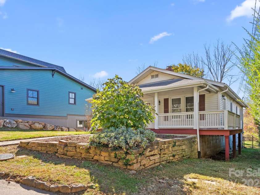 100 West Street, Asheville, NC 28801.  MLS# CAR4318906, YatesRealty ID 24461. 