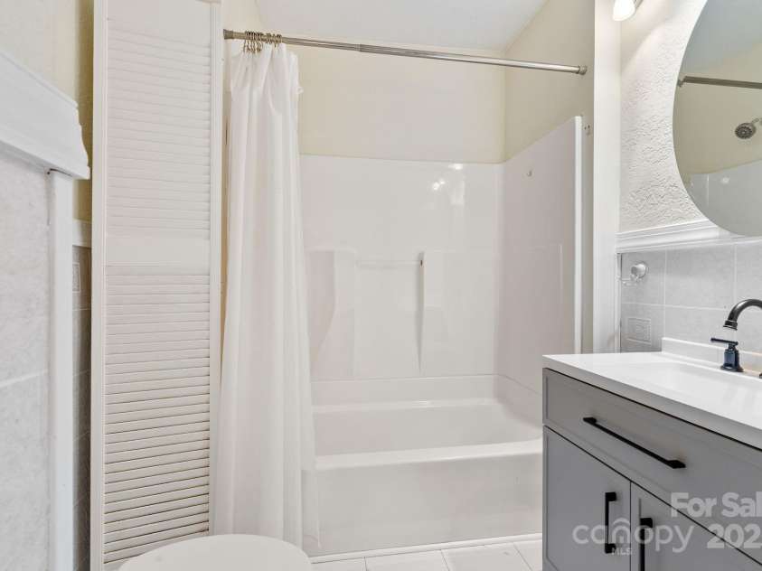 100 West Street, Asheville, NC 28801.  MLS# CAR4318906, YatesRealty ID 24461. 