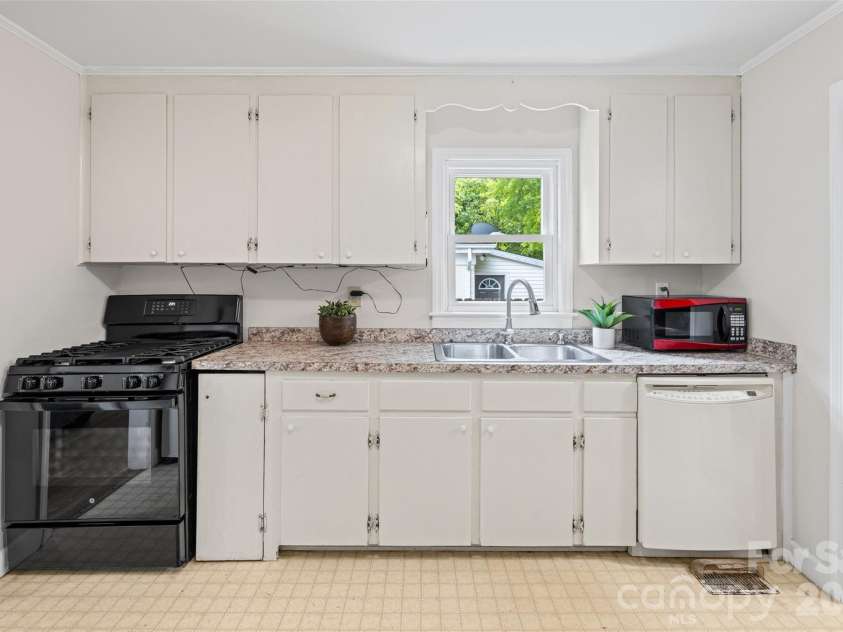 2242 Markham Court, Charlotte, NC 28205.  MLS# CAR4377565, YatesRealty ID 24461. 