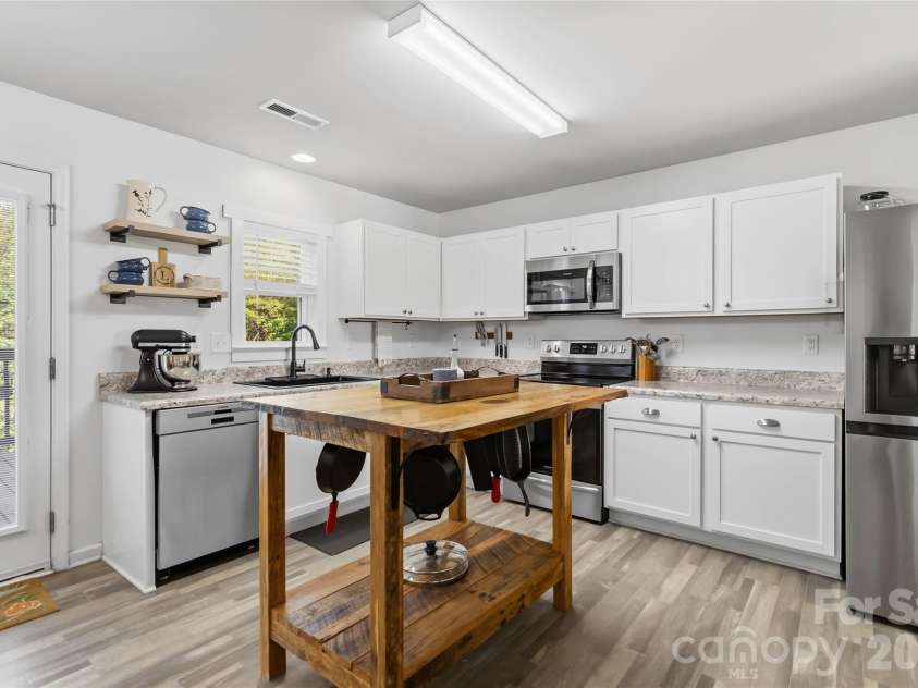 2220 Pinnacle View Drive, Kings Mountain, NC 28086.  MLS# CAR4378422, YatesRealty ID 24462. 