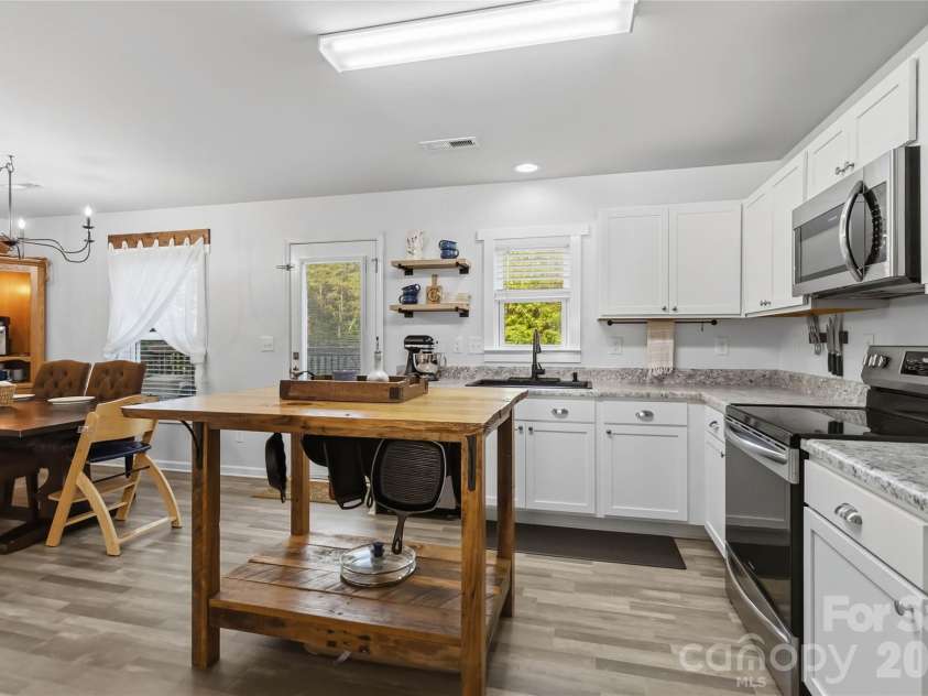 2220 Pinnacle View Drive, Kings Mountain, NC 28086.  MLS# CAR4378422, YatesRealty ID 24462. 