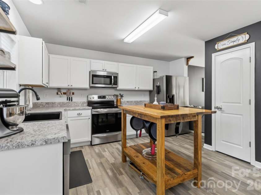 2220 Pinnacle View Drive, Kings Mountain, NC 28086.  MLS# CAR4378422, YatesRealty ID 24462. 