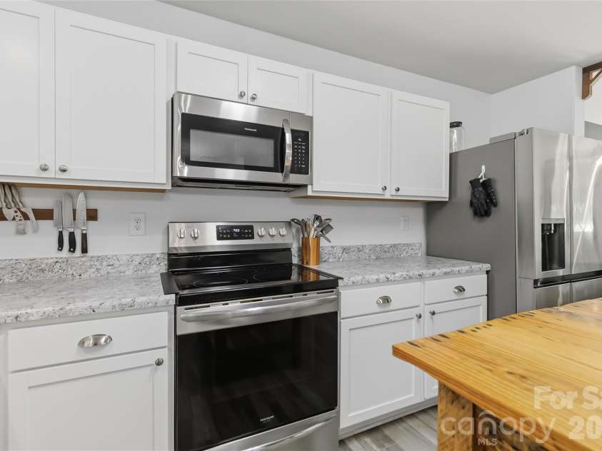 2220 Pinnacle View Drive, Kings Mountain, NC 28086.  MLS# CAR4378422, YatesRealty ID 24462. 