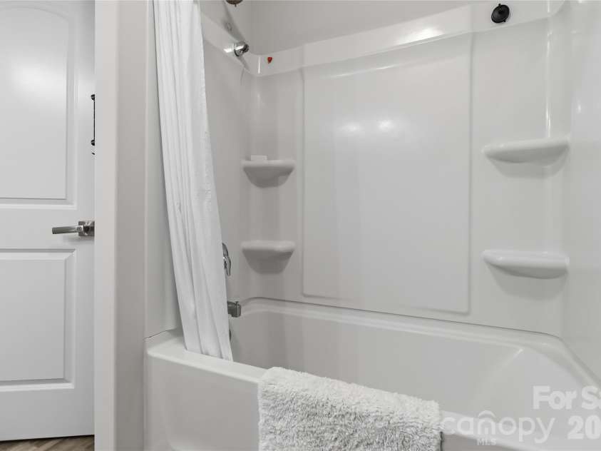 2220 Pinnacle View Drive, Kings Mountain, NC 28086.  MLS# CAR4378422, YatesRealty ID 24462. 