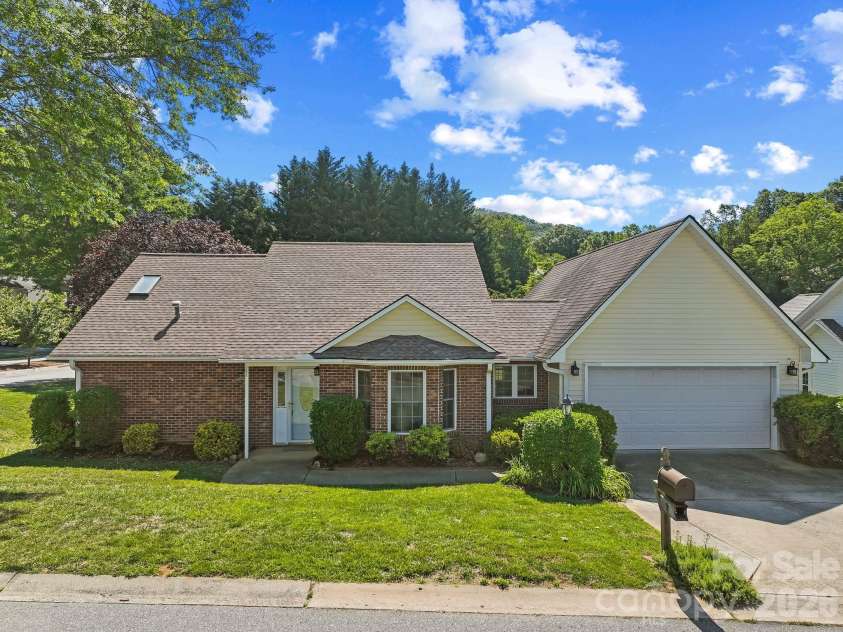 2 Gatehouse Court, Asheville, NC 28803.  MLS# CAR4382127, YatesRealty ID 24463. 