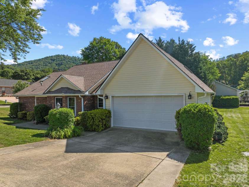 2 Gatehouse Court, Asheville, NC 28803.  MLS# CAR4382127, YatesRealty ID 24463. 