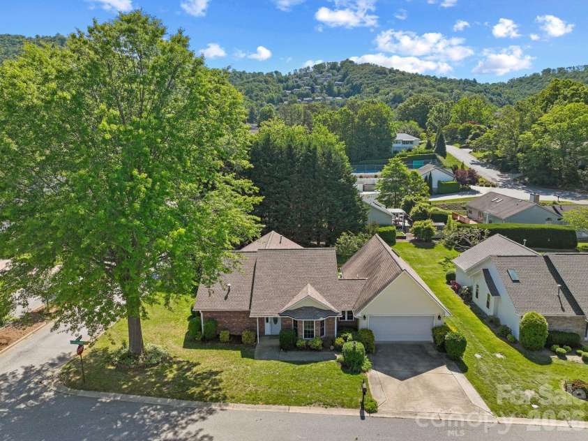 2 Gatehouse Court, Asheville, NC 28803.  MLS# CAR4382127, YatesRealty ID 24463. 