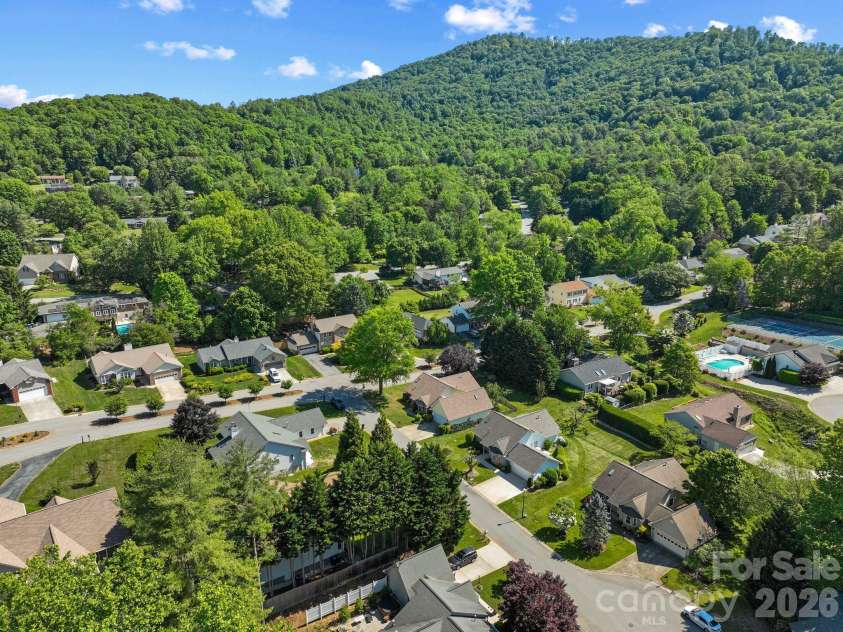 2 Gatehouse Court, Asheville, NC 28803.  MLS# CAR4382127, YatesRealty ID 24463. 