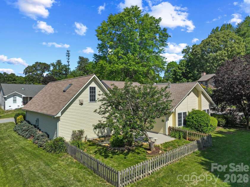 2 Gatehouse Court, Asheville, NC 28803.  MLS# CAR4382127, YatesRealty ID 24463. 