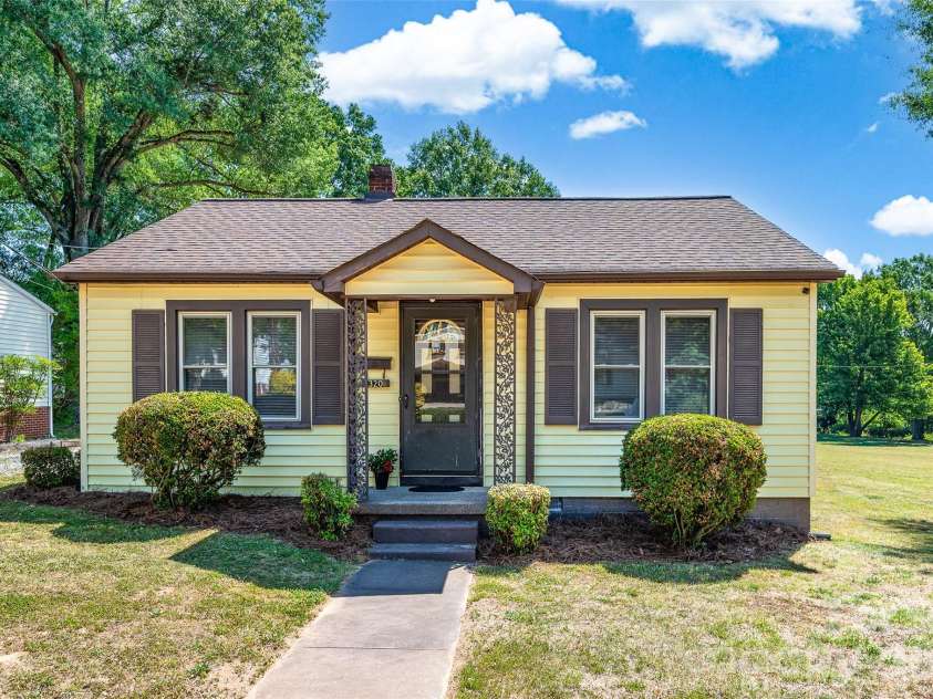 320 Cook Street, Mooresville, NC 28115.  MLS# CAR4382222, YatesRealty ID 24464. 