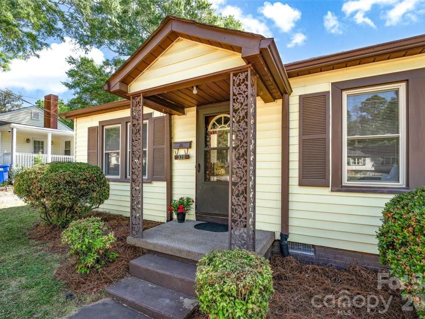 320 Cook Street, Mooresville, NC 28115.  MLS# CAR4382222, YatesRealty ID 24464. 