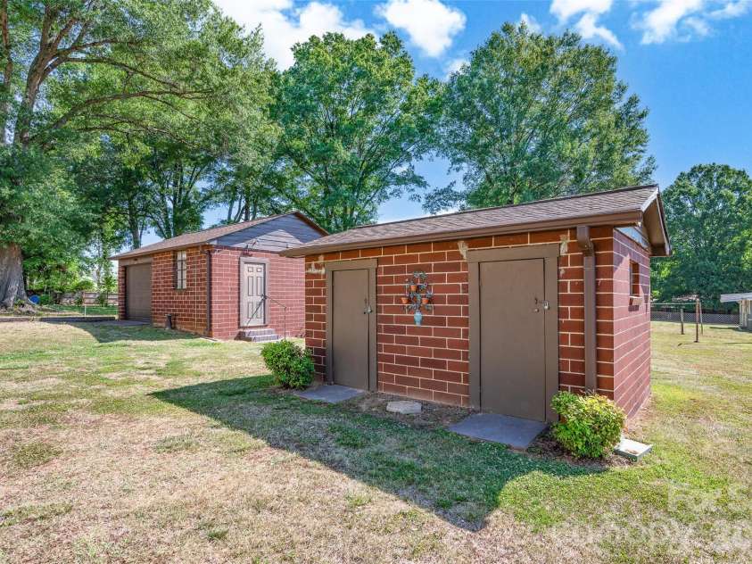 320 Cook Street, Mooresville, NC 28115.  MLS# CAR4382222, YatesRealty ID 24464. 