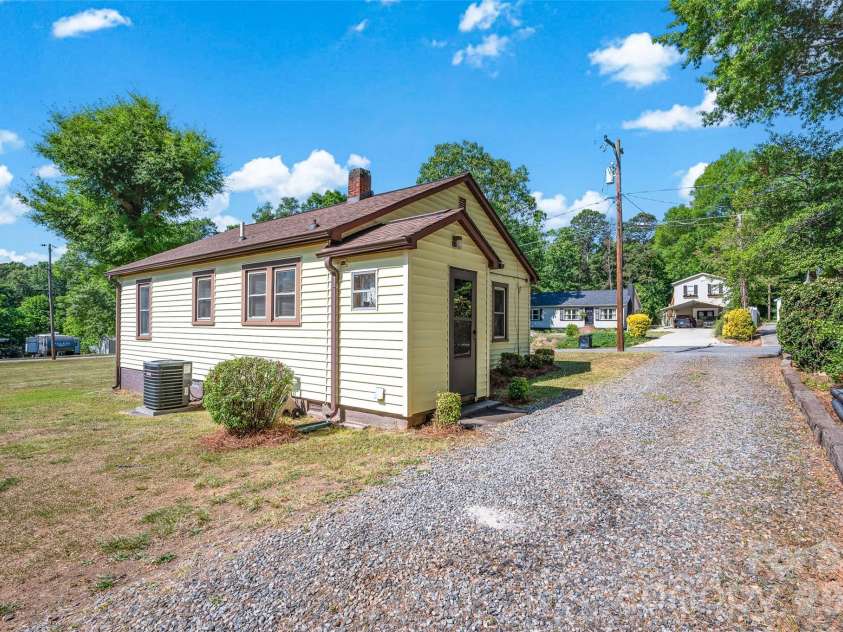 320 Cook Street, Mooresville, NC 28115.  MLS# CAR4382222, YatesRealty ID 24464. 