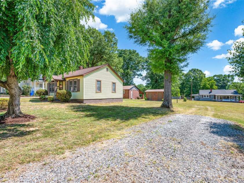 320 Cook Street, Mooresville, NC 28115.  MLS# CAR4382222, YatesRealty ID 24464. 