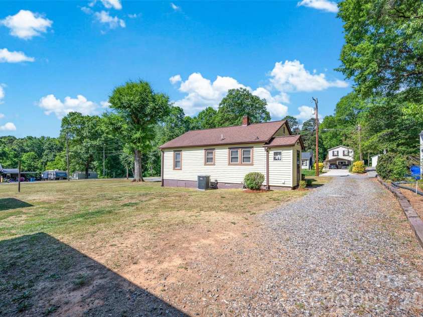 320 Cook Street, Mooresville, NC 28115.  MLS# CAR4382222, YatesRealty ID 24464. 