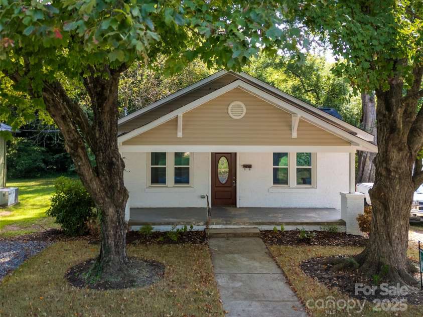 137 Woodlawn Drive, Statesville, NC 28677.  MLS# CAR4275643, YatesRealty ID 24465. 