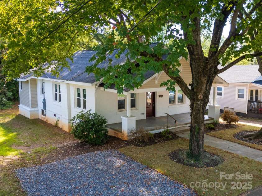 137 Woodlawn Drive, Statesville, NC 28677.  MLS# CAR4275643, YatesRealty ID 24465. 