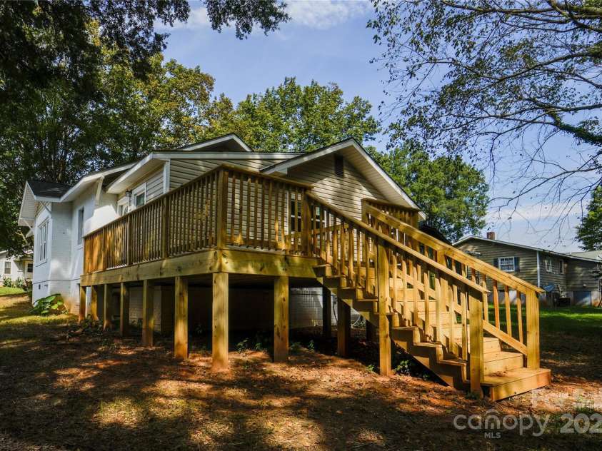 137 Woodlawn Drive, Statesville, NC 28677.  MLS# CAR4275643, YatesRealty ID 24465. 