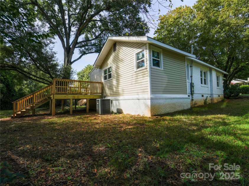 137 Woodlawn Drive, Statesville, NC 28677.  MLS# CAR4275643, YatesRealty ID 24465. 
