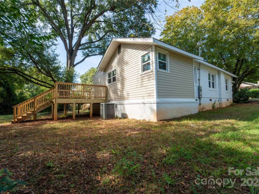 137 Woodlawn Drive, Statesville, NC 28677.  MLS# CAR4275643, YatesRealty ID 24465. 