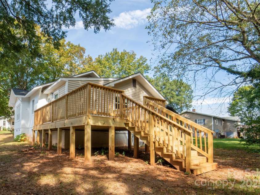 137 Woodlawn Drive, Statesville, NC 28677.  MLS# CAR4275643, YatesRealty ID 24465. 