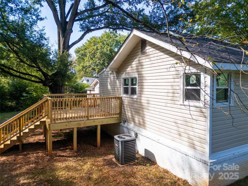 137 Woodlawn Drive, Statesville, NC 28677.  MLS# CAR4275643, YatesRealty ID 24465. 