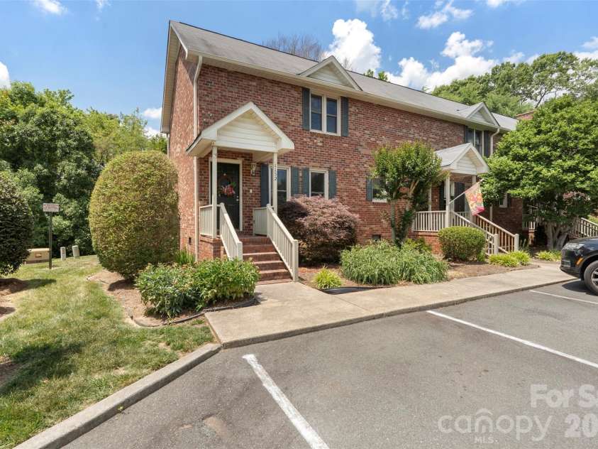 1152 Crestmont Drive, Concord, NC 28025.  MLS# CAR4384071, YatesRealty ID 24468. 