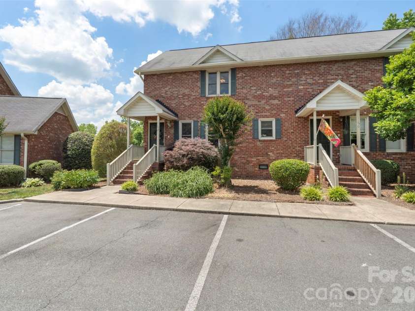 1152 Crestmont Drive, Concord, NC 28025.  MLS# CAR4384071, YatesRealty ID 24468. 
