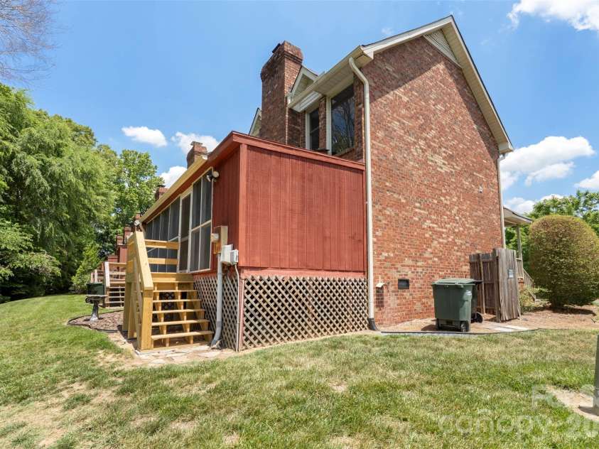 1152 Crestmont Drive, Concord, NC 28025.  MLS# CAR4384071, YatesRealty ID 24468. 