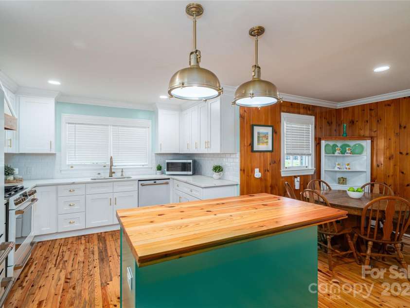 806 South Point Road, Belmont, NC 28012.  MLS# CAR4276797, YatesRealty ID 24468. 