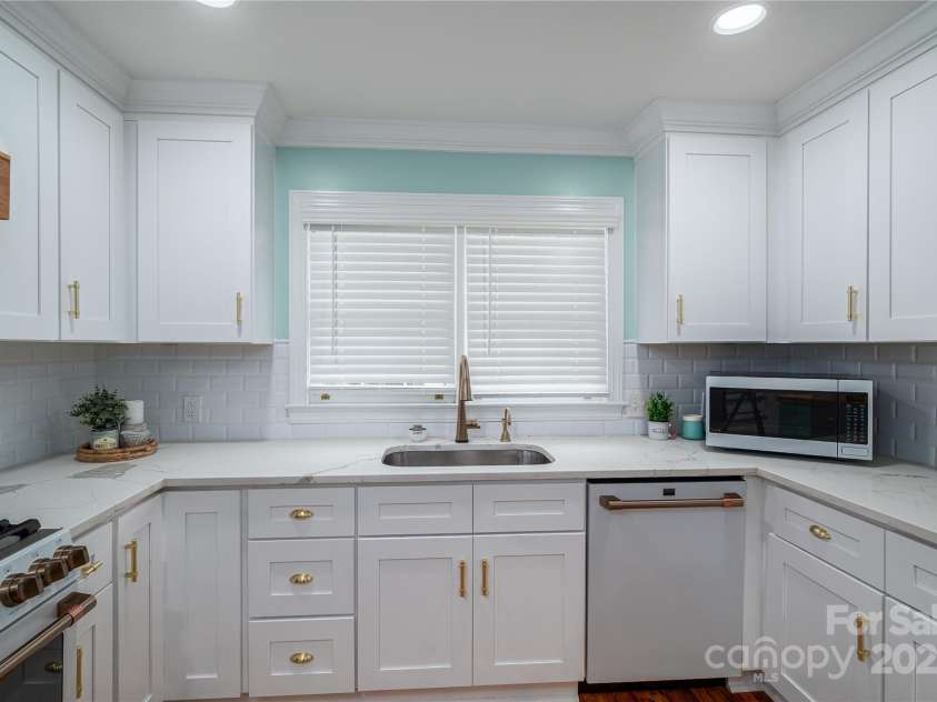 806 South Point Road, Belmont, NC 28012.  MLS# CAR4276797, YatesRealty ID 24468. 