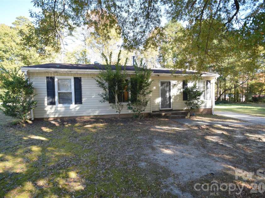 403 Stirrup Court, Charlotte, NC 28215.  MLS# CAR4384841, YatesRealty ID 24469. 