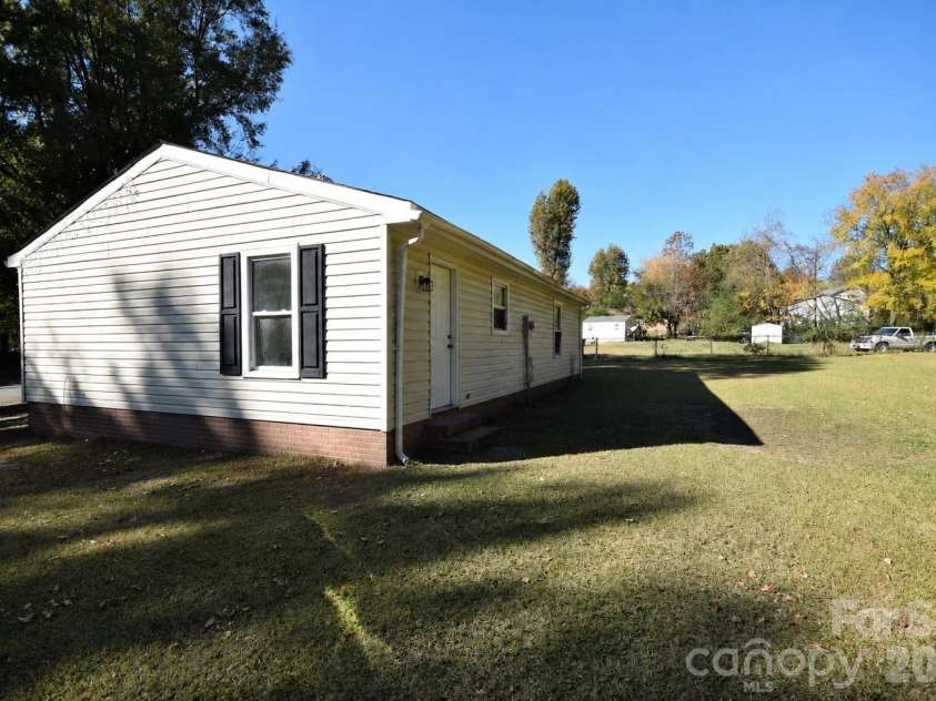 403 Stirrup Court, Charlotte, NC 28215.  MLS# CAR4384841, YatesRealty ID 24469. 